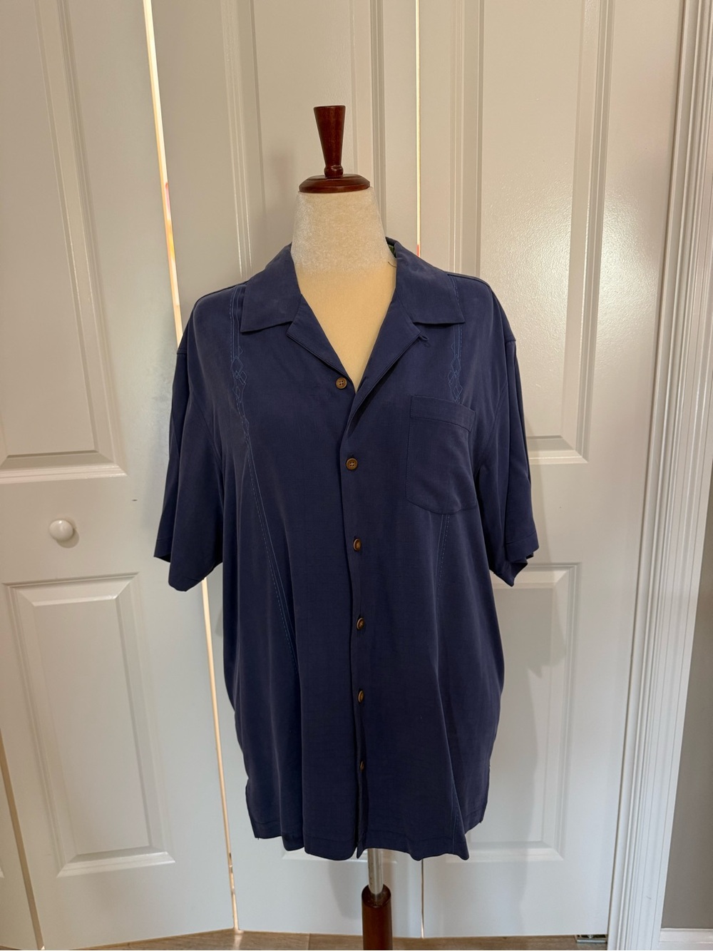 Tommy Bahama Blue 100% Silk Short Sleeve Button-Front Shirt L Double Take Cigars - Picture 3 of 7